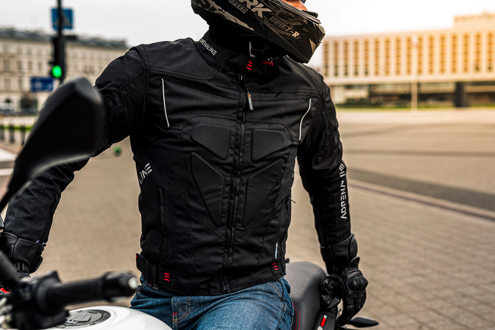 mężczyzna siedzący przodem na motocyklu ubrany w kurtkę Adrenaline Hercules