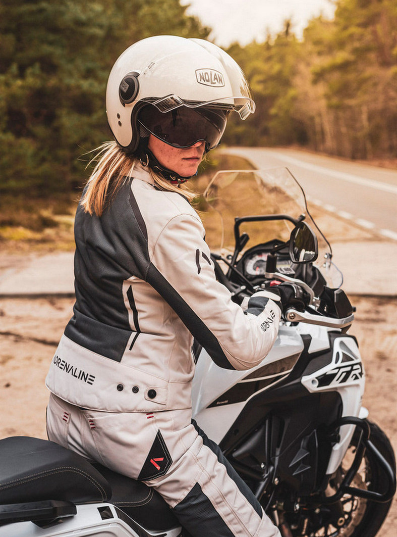 tył kobiety siedzącej na motocyklu ubranej w kurtkę Adrenaline Meshtec Lady