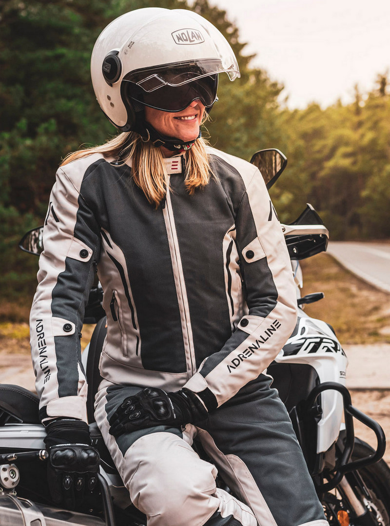 przód kobiety siedzącej na motocyklu ubranej w kurtkę Adrenaline Meshtec Lady