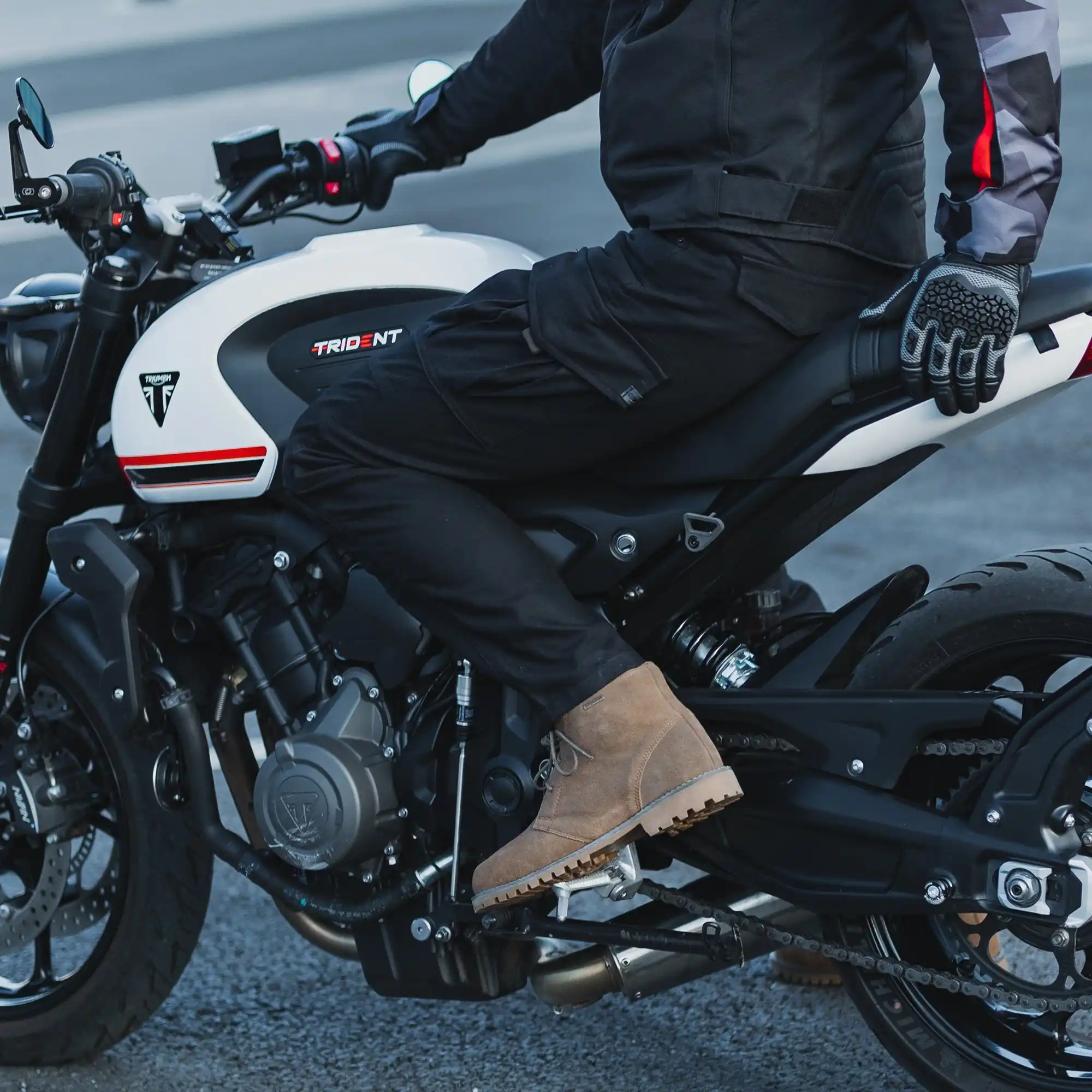 zdjęcie mężczyny siedzącego na motocyklu ubranego w spodnie OXFORD ORGINAL APPROVED CARGO