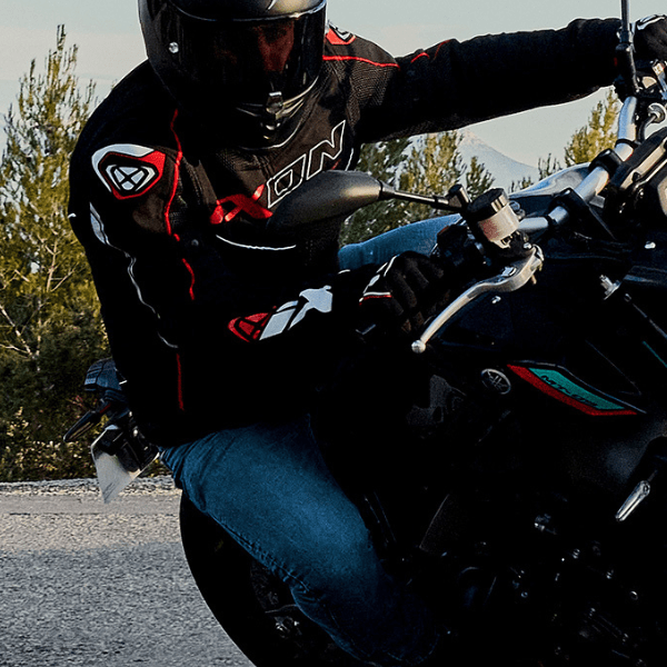 zdjęcie mężczyzny ubrnego w kurtkę motocyklową Ixon Flicker